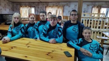 Группа воспитанников туристско‑краеведческих объединений сейчас на Чатыр‑Даге